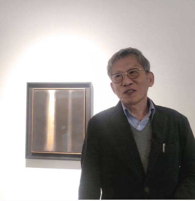 [사진=박현주 미술전문기자]유홍준 교수가 윤형근 작품 앞에서 45년 전 취재하다 의심했던 윤형근의 진심을 이젠 이해하게 됐다고 말하고 있다. *재판매 및 DB 금지