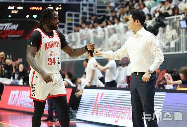 [수원=뉴시스] 황준선 기자 = 29일 오후 경기 수원시 권선구 KT소닉붐아레나에서 열린 2024~2025 프로농구 4강 플레이오프 수원KT와 서울SK의 4차전, SK 자밀 워니가 득점한 뒤 전희철 감독과 기뻐하고 있다. 2025.04.29. hwang@newsis.com