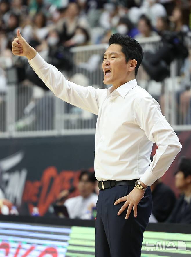 [수원=뉴시스] 황준선 기자 = 29일 오후 경기 수원시 권선구 KT소닉붐아레나에서 열린 2024~2025 프로농구 4강 플레이오프 수원KT와 서울SK의 4차전, SK 전희철 감독이 선수들을 격려하고 있다. 2025.04.29. hwang@newsis.com