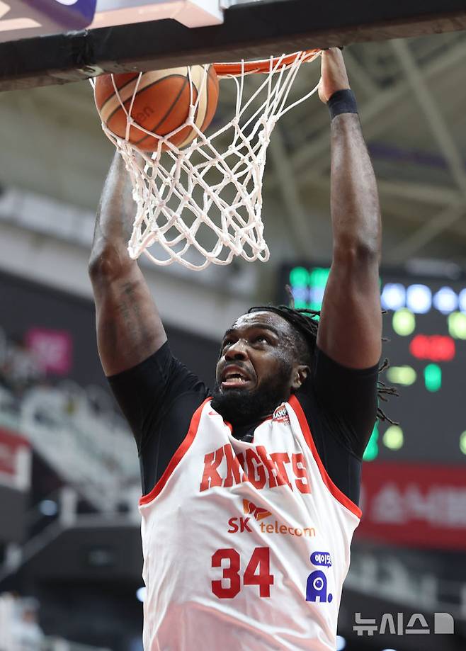 [수원=뉴시스] 황준선 기자 = 29일 오후 경기 수원시 권선구 KT소닉붐아레나에서 열린 2024~2025 프로농구 4강 플레이오프 수원KT와 서울SK의 4차전, SK 자밀 워니가 골을 넣고 있다. 2025.04.29. hwang@newsis.com