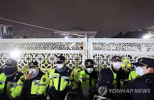 비상계엄 선포 뒤 출입 통제되는 국회 (서울=연합뉴스) 신현우 기자 = 윤석열 대통령이 비상계엄을 선포한 가운데 4일 서울 여의도 국회 정문을 경찰이 통제하고 있다. 2024.12.4 nowwego@yna.co.kr