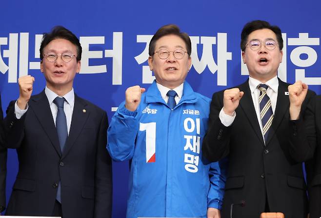 더불어민주당 이재명 대선 후보와 박찬대 당대표 직무대행 겸 원내대표, 김민석 최고위원이 28일 서울 여의도 국회에서 열린 최고위원회의에서 파이팅을 외치고 있다. 연합뉴스