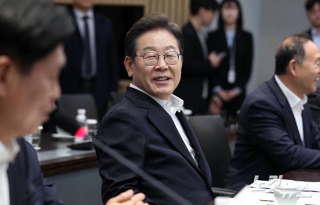 이재명 더불어민주당 대선 후보가 28일 경기도 이천시 SK하이닉스에서 열린 'K-반도체' AI메모리반도체 기업 간담회에서 발언을 하고 있다. 국회사진취재단