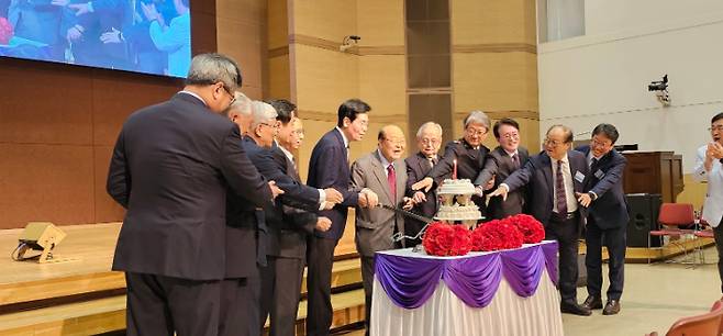 실천신학대학원대학교가 지난 28일 서울 신촌성결교회에서 개교20주년 기념 감사예배와 기념식을 가졌다.