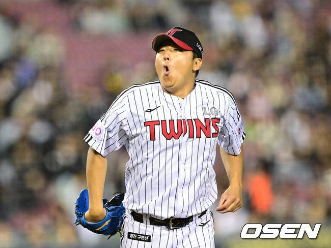 [OSEN=잠실, 김성락 기자] 23일 오후 서울 잠실야구장에서 2025 신한 SOL Bank KBO리그 LG 트윈스와 NC 다이노스의 경기가 열렸다.LG는 송승기, NC는 로건을 선발 투수로 내세웠다.4회초 NC 손아섭의 투수 땅볼 때 LG 투수 송승기가 타구를 처리한 뒤 기뻐하고 있다. 2025.04.23 / ksl0919@osen.co.kr