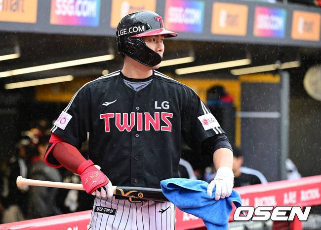 [OSEN=인천, 최규한 기자] 19일 오후 인천 SSG랜더스필드에서 ‘2025 신한 SOL Bank KBO리그’ SSG 랜더스와 LG 트윈스의 경기가 열렸다.이날 홈팀 SSG은 송영진, 방문팀 LG는 손주영을 선발로 내세웠다.1회초 공격을 앞둔 LG 톱타자 홍창기가 수건으로 비 맞은 방망이를 닦으며 경기를 준비하고 있다. 2025.04.19 / dreamer@osen.co.kr