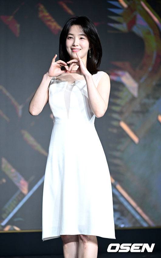 [OSEN=최규한 기자] 29일 오전 서울 마포동 호텔나루 엠갤러리에서 넷플릭스&nbsp;‘데블스 플랜: 데스룸’ 제작발표회가 열렸다.&nbsp;‘데블스 플랜: 데스룸’은 다양한 직업군의 플레이어가 7일간 합숙하며 최고의 브레인을 가리는 두뇌 서바이벌 게임이다.강지영 아나운서가 포토타임을 하고 있다. 2025.04.29 / dreamer@osen.co.kr