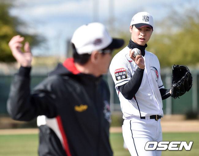 2019년 미국 애리조나 투산 스프링캠프에서 KT 이강철 감독이 엄상백을 지도하고 있다. 2019.02.07 /OSEN DB