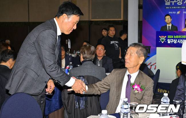 [OSEN=박준형 기자]  10일 오전 서울 청담동 리베라호텔에서 2024 뉴트리디데이 일구상 시상식이 진행됐다.이날 시상식은 2024시즌 KBO리그를 지배했던 김도영(KIA 타이거즈)과 공동 다승왕 원태인(삼성 라이온즈)이 2024 뉴트리디데이 일구상 최고 타자와 최고 투수 부문 수상자로 선정됐다. 이승엽 감독과 김성근 전 감독이 인사를 하고 있다. 2024.12.10 / soul1014@osen.co.kr