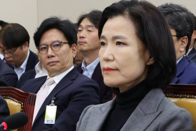 ▲ 4월 18일 서울 여의도 국회에서 열린 과학기술정보방송통신위원회 전체회의에서 이진숙 방송통신위원장(오른쪽) 뒤로 신동호 한국교육방송공사(EBS) 신임 사장이 증인으로 출석해 앉아 있다. ⓒ연합뉴스