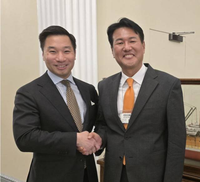 ▲ 김태효 국가안보실 제1차장이 25일(현지시간) 미국 워싱턴DC 백악관에서 알렉스 웡 미국 국가안보 부보좌관과 정책 협의를 하며 기념촬영을 하고 있다. ⓒ연합뉴스