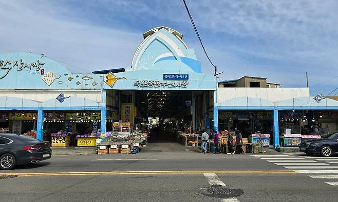 지난 25일 오전 목포종합수산시장 홍어의 거리 상인들은 지난 연말 윤석열 정부의 비상계엄 이후 경기가 악화된 영향인지 정치에 무관심할 정도로 냉랭했다. 김선덕 기자