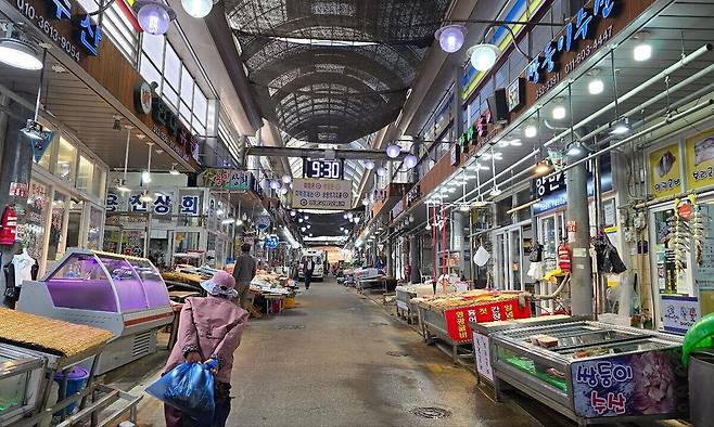 지난 23일 영광터미널시장. 이곳에서&nbsp;떡집을 운영하는 최경순(54·여)씨는&nbsp;“부산이 고향인데 이곳으로 온 지 27년이란 세월이 흘렀다. 여기와서 5·18 민주화운동을 알았고, 이 곳 사람들이 왜 민주당을 그토록 지지하는지 살면서 알게됐다”며&nbsp;“이번 대통령 선거에선 그래도 이재명을 찍겠다”고 말했다. 김선덕 기자