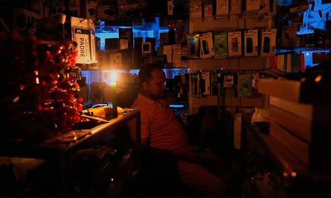 스페인과 포르투갈 등 이베리아반도 전역과 프랑스 남부 등에 대규모 정전이 발생해 주요 인프라가 마비됐다. AP연합뉴스