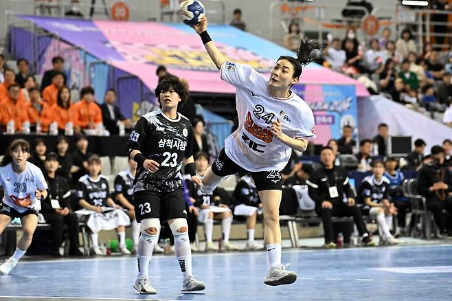 여자 핸드볼 SK 슈가글라이더즈 강경민이 지난 27일 서울 송파구 핸드볼경기장에서 열린 삼척시청과 H리그 챔피언결정전 2차전에서 수비 사이를 공략해 슛을 던지고 있다. 한국핸드볼연맹 제공