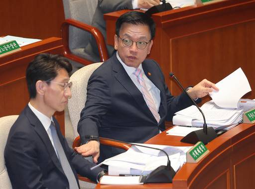 최상목 경제부총리 겸 기획재정부 장관(오른쪽)이 29일&nbsp;추가경정예산(추경)안 심사를 위해 열린 국회&nbsp;예산결산특별위원회 전체회의에 참석해 있다. 연합뉴스