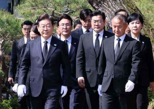 더불어민주당 이재명 대선 후보(왼쪽 첫번째)가 지난 28일 서울 동작구 국립서울현충원에서 당 지도부와 함께 김대중 전 대통령의 묘역을 참배하고 있다. 뉴시스