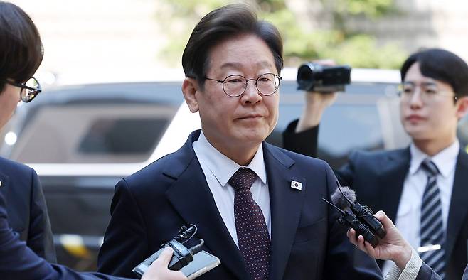 이재명 더불어민주당 제21대 대통령 선거 후보가 29일 서울 서초구 서울중앙지방법원에서 '대장동 배임 및 성남FC 뇌물 의혹' 혐의와 관련 공판에 출석하고 있다. 뉴시스