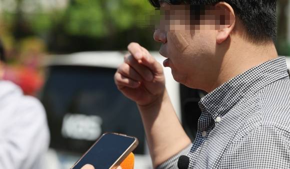 28일 충북 청주의 한 고교에서 특수교육대상 학생이 교실과 복도에서 교직원들에게 흉기를 휘둘러 부상을 입힌 뒤 달아나는 과정에서 도로에 있던 행인의 얼굴에도 상처를 낸 것으로 파악됐다. 사진은 얼굴을 다친 시민. 청주 연합뉴스