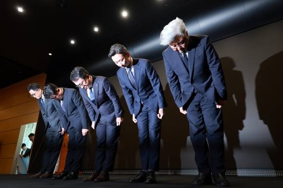 유영상(가운데) SK텔레콤 대표이사가 지난 25일 서울 중구 SKT타워 수펙스홀에서 SK텔레콤 이용자 유심(USIM) 정보가 해커 공격으로 유출된 것과 관련해 고개 숙여 사과하고 있다. 왼쪽부터 이종훈 인프라 전략본부장, 홍승태 고객가치혁신실장, 유 대표이사, 배병찬 MNO AT 본부장, 윤재웅 마케팅전략본부장. 2025.4.25 연합뉴스