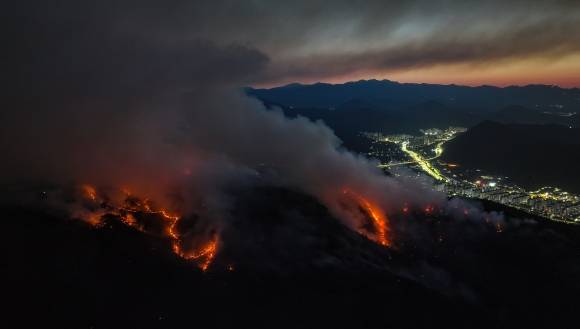 대구 대형 산불 발생 이틀째인 29일 동이 트는 가운데 대구 북구 함지산이 불타고 있다. 2025.4.29. 연합뉴스