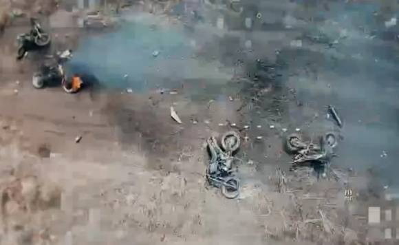 우크라이나군 진지를 공격하다 파괴된 러시아군 오토바이. 영상 캡처