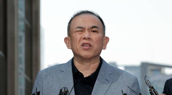 질문에 답하는 명태균 - 9일 ‘정치 브로커’ 명태균 씨가 윤석열 전 대통령 부부와 구(舊)여권 정치인 다수가 연루된 공천 개입·여론조사 의혹 관련 조사를 받기 위해 서초구 서울고검으로 들어서며 취재진 질문에 답하다 한쪽 눈을 감고 있다. 2025.4.29 연합뉴스