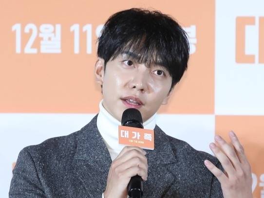 이승기가 12일 서울 광진구 롯데시네마 건대입구에서 열린 영화 ‘대가족’ 제작보고회에서 가족 관련 질문에 답하고 있다. 2024.11.12 뉴스1