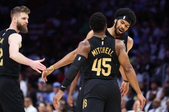 클리블랜드 캐벌리어스 도너번 미첼이 29일(한국시간) 미국 플로리다주 마이애미의 카세야 센터에서 열린 2024~25 NBA PO 1라운드 4차전 마이애미 히트와의 원정 경기에서 자렛 알렌과 기뻐하고 있다. AFP 연합뉴스