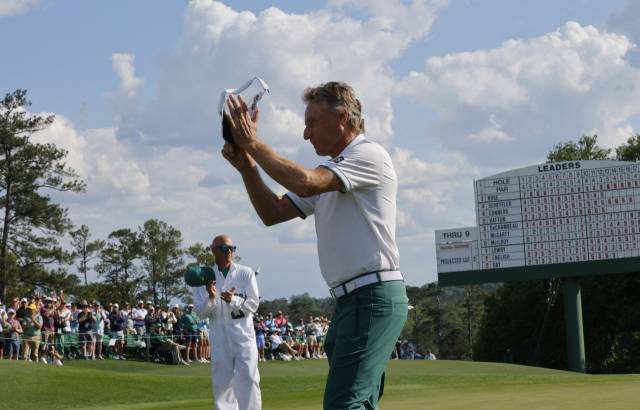 베른하르트 랑거는 관중에게 받은 박수를 그들에게 돌려주며 경의를 표했다. 로이터연합뉴스