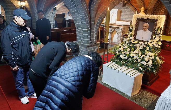 4월22일 오후 프란치스코 교황의 분향소가 마련된 서울 중구 명동대성당 지하성당에서 조문객들이 추모를 하고 있다. ⓒ사진공동취재단