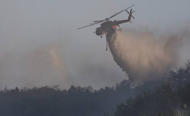 대구 대형 산불 발생 이틀째인 29일 대구 북구 산불 현장에서 산불 진화 헬기가 투입되고 있다. ⓒ연합뉴스