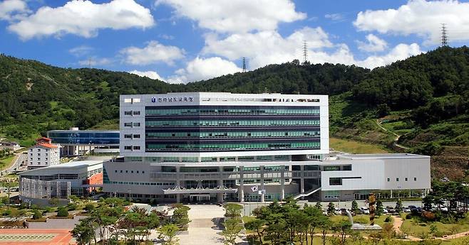 전남지역 초·중·고등학교 교장 공모제가 일선 학교 현장으로부터 외면 받고 있어 교육당국이 대책 마련에 고심하고 있다. 교장공모제는 교사 경력 15년 이상이면 공개 모집을 통해 교장이 될 수 있는 제도다. 그러나 신청 학교가 해마다 급감하고 있어 제도적 실효성 논란이 일고 있다. 이에 따라 제도 활성화를 위한 개선책이 마련돼야 한다는 지적이다. 좋은 취지에도 불구하고 교장 공모제가 학교 현장에서 외면 받는 까닭이 뭘까. 전남도교육청 전경 ⓒ전남교육청