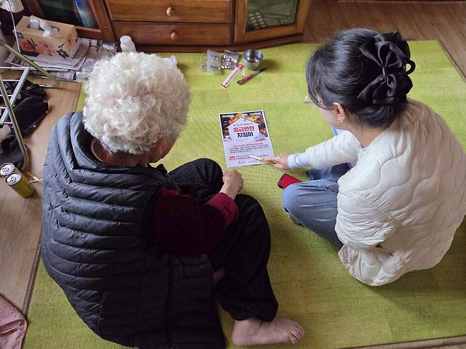 거창군이 치매안심센터에 등록된 치매 환자 8명을 대상으로 응급 상황에 대처하기 위해 응급안전 안심서비스 연계 체계를 마련했다. ⓒ거창군