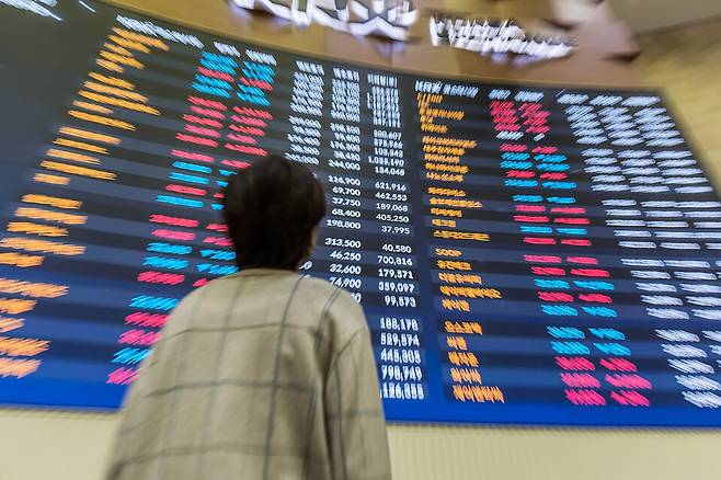 지난해 5월 서울 영등포구 한국거래소 홍보관을 방문한 시민의 모습 ⓒ시사저널 최준필