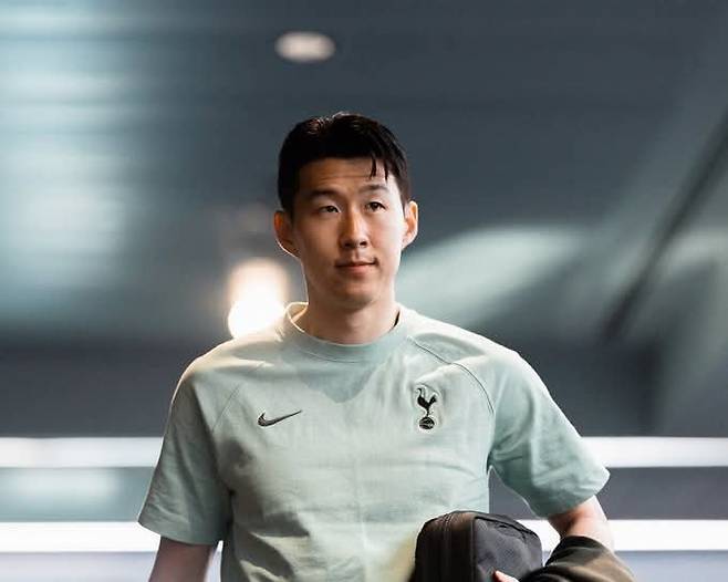 발 부상을 당한 손흥민의 복귀 시점을 놓고 엔제 포스테코글루 토트넘 감독의 말이 계속 바뀌고 있다. 그는 리버풀 원정 직후 BBC와 인터뷰에서 당초 복귀전으로 점쳐진 5월 2일 UEL 4강 1차전에서도 손흥민이 뛰지 못할 수 있다고 언급해 걱정이 커지고 있다.  사진출처｜토트넘 홋스퍼 SNS