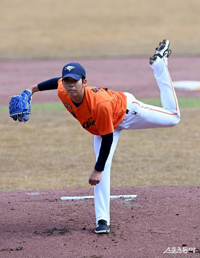 한화 황준서는 최근 퓨처스리그에서 주무기인 포크볼을 거의 던지지 않고 있다. 제3구종으로 슬라이더를 장착하라는 이대진 퓨처스(2군)군 감독의 주문 때문이다. 이 감독은 김서현에 이어 또 한명의 영건 반등을 이뤄 낼 수 있을까. 황준서의 기량 향상에 이목이 집중되는 이유다. 스포츠동아DB