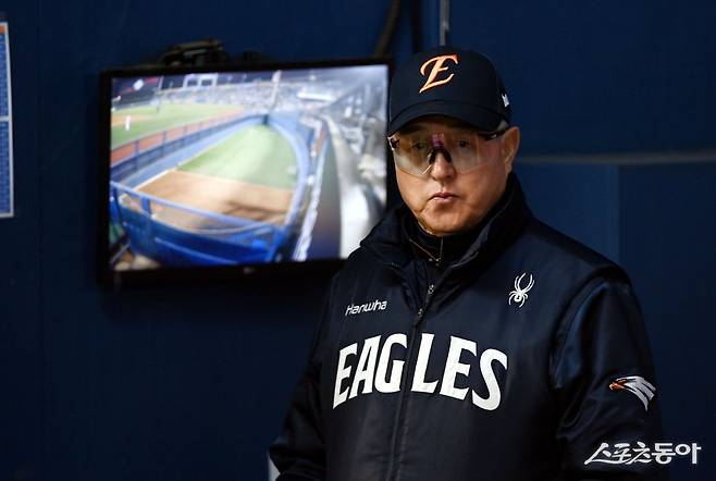 한화 김경문 감독은 내달 7일까지의 9연전을 대비한 임시 선발투수를 29일엔 공개하지 않았다. 김 감독은 “1일에 비 소식이 있더라. 하늘이 도와줘서 비가 오면 좋은 것”이라며 내심 휴식일을 기대했다. 현재 선발진을 지금 정해진 순서대로 그대로 활용한다는 계획을 밝혔다. 스포츠동아DB