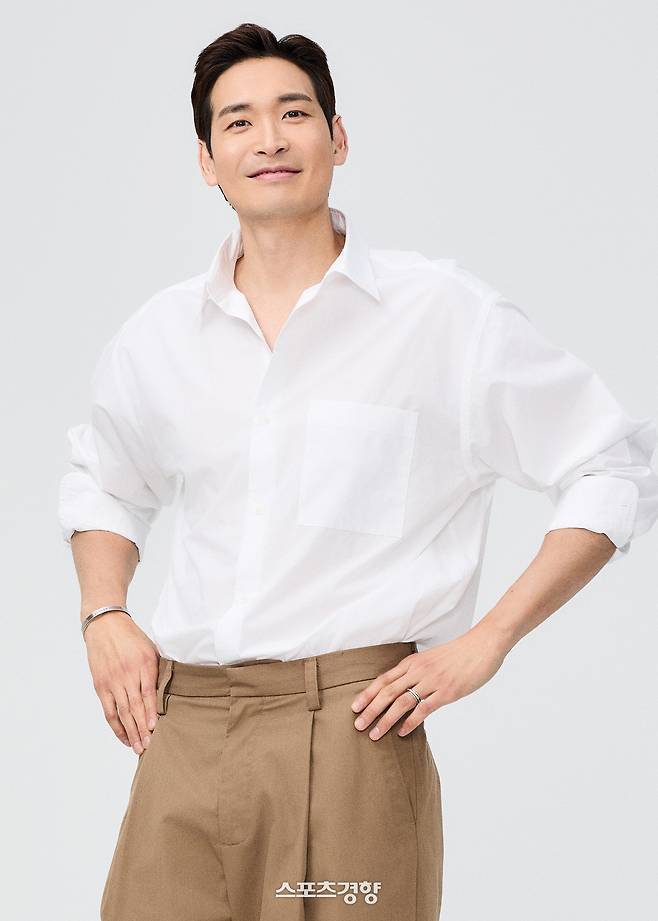 배우 정겨운. 매니지먼트 런 제공