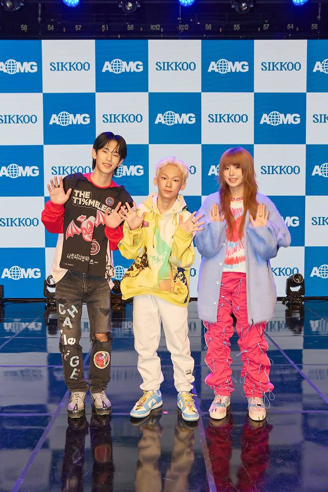 (왼쪽부터)그룹 식구의 요시, 구민재, 이백이 29일 서울 강남구 일지아트홀에서 진행된 첫 EP ‘간(間)’ 발매 쇼케이스에서 포즈를 취하고 있다. AOMG 제공