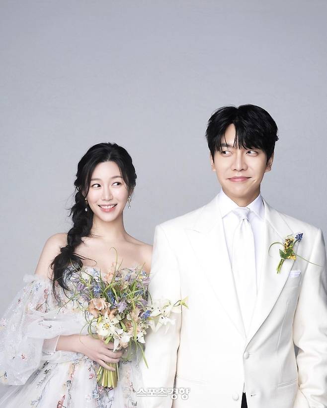 가수 이승기와 배우 이다인 부부. 경향신문 자료사진