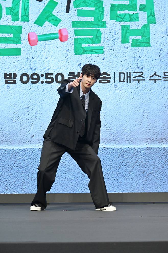 배우 이준영이 25일 오후 서울 신도림 디큐브시티 더 세인트 웨딩홀에서 열린 KBS2 새 수목극 ‘24시 헬스클럽’ 제작발표회에 참석해 포즈를 취하고 있다. 사진 KBS