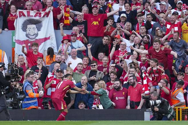 리버풀 살라가 28일 토트넘전에서 골을 넣은 뒤 관중석으로 가 함께 기뻐하고 있다. AP연합뉴스
