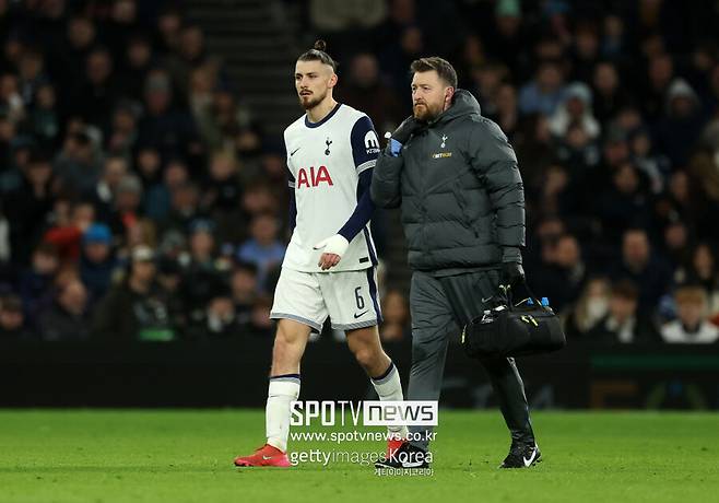 ▲ 토트넘 홋스퍼 중앙 수비수 라두 드라구신이 무릎 전방십자인대 파열 부상으로 수술대에 오르게 됐다.