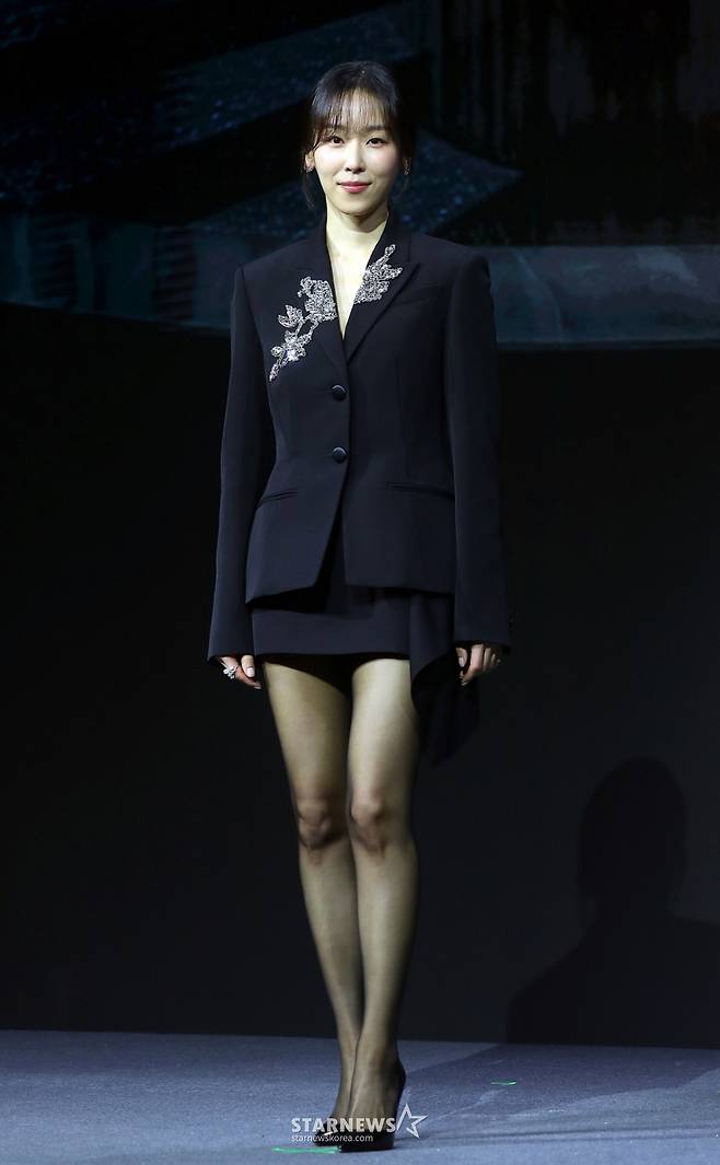 배우 서현진이 26일 오전 서울 강남구 역삼동 라움아트센터에서 진행된 넷플릭스 시리즈 '트렁크' 제작발표회에 참석해 포즈를 취하고 있다.  '트렁크'는 호숫가에 떠오른 트렁크로 인해 밝혀지기 시작한 비밀스러운 결혼 서비스와 그 안에 놓인 두 남녀의 이상한 결혼 이야기를 그린 미스터리 멜로다. 오는 29일 공개. 2024.11.26 /사진=김창현 chmt@