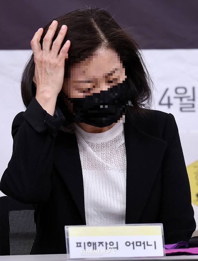 (서울=뉴스1) 박지혜 기자 = 29일 서울 중구 프레스센터 언론노조 회의실에서 열린 143엔터테인먼트 이용학 대표의 강제추행 사건 고소 기자회견에 피해자 어머니가 참석하고 있다. 2025.4.29/뉴스1  Copyright (C) 뉴스1. All rights reserved. 무단 전재 및 재배포,  AI학습 이용 금지. /사진=(서울=뉴스1) 박지혜 기자