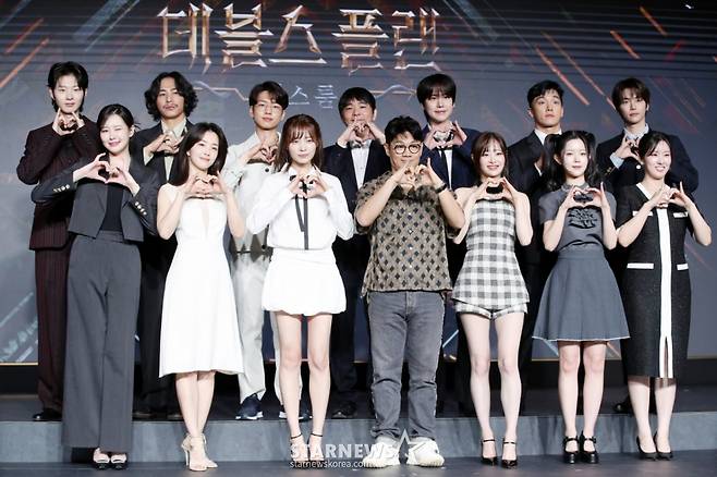 모델 최현준, 보드게임 유튜버 티노, 박상연, 이세돌 전 프로바둑기사, 가수 규현, 세븐하이, 정현규, 손은유, 김하린, 츄, 정종연 PD, 윤소희, 강지영, 이승현(뒷줄 왼쪽부터 시계방향)이 29일 오전 서울 마포구 호텔나루에서 열린 넷플릭스 '데블스 플랜: 데스룸' 제작발표회에 참석해 포즈를 취하고 있다.  정종연 PD가 연출하는 '데블스 플랜: 데스룸'은 다양한 직업군의 플레이어가 7일간 합숙하며 최고의 브레인을 가리는 두뇌 서바이벌 게임으로 오는 5월 6일 공개된다. /2025.04.29 /사진=김휘선 hwijpg@