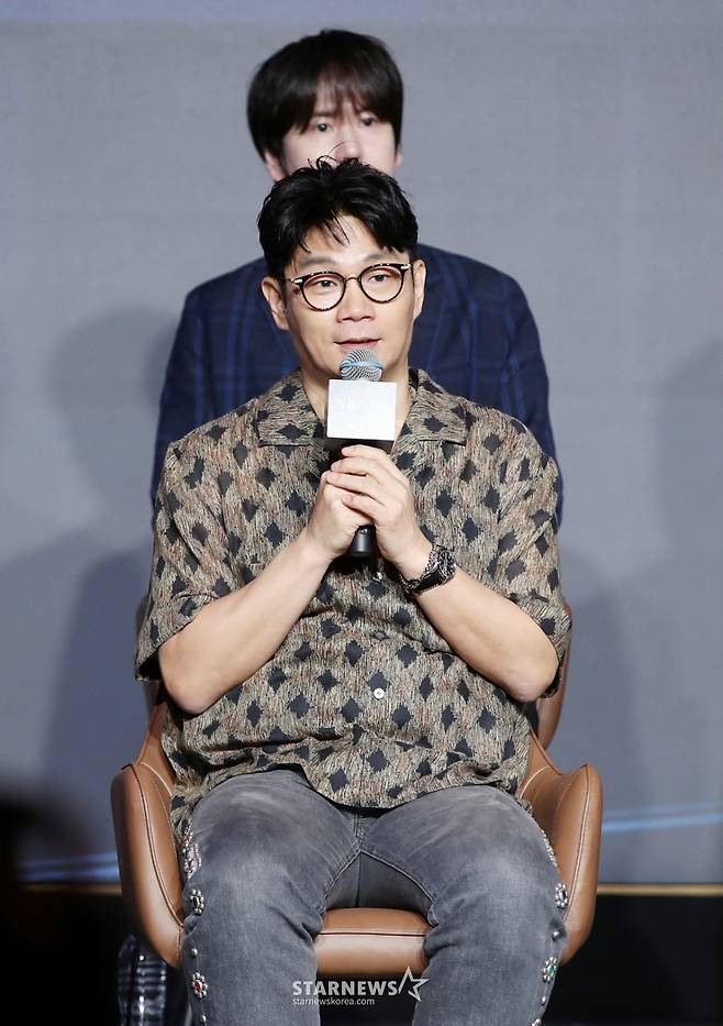 정종연 PD가 29일 오전 서울 마포구 호텔나루에서 열린 넷플릭스 '데블스 플랜: 데스룸' 제작발표회에 참석해 인사말을 하고 있다.  정종연 PD가 연출하는 '데블스 플랜: 데스룸'은 다양한 직업군의 플레이어가 7일간 합숙하며 최고의 브레인을 가리는 두뇌 서바이벌 게임으로 오는 5월 6일 공개된다. /2025.04.29 /사진=김휘선 hwijpg@