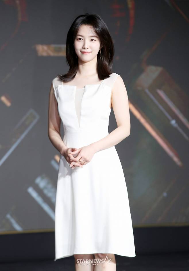 강지영 아나운서가 29일 오전 서울 마포구 호텔나루에서 열린 넷플릭스 '데블스 플랜: 데스룸' 제작발표회에 참석해 포즈를 취하고 있다.  정종연 PD가 연출하는 '데블스 플랜: 데스룸'은 다양한 직업군의 플레이어가 7일간 합숙하며 최고의 브레인을 가리는 두뇌 서바이벌 게임으로 오는 5월 6일 공개된다. /2025.04.29 /사진=김휘선 hwijpg@