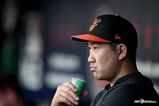 더그아웃에서 경기를 지켜보는 스가노. /AFPBBNews=뉴스1